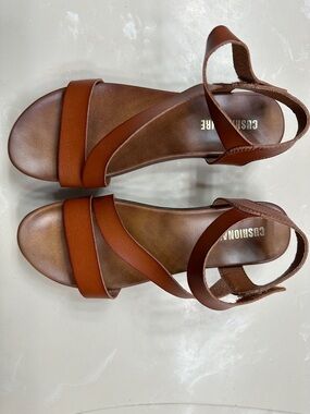 Cushionaire Women's Tan Leather Strappy Sandals